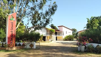 Vista frontal de la propiedad