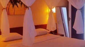 A room with a bed covered in white canopy. - Delta Park (Parnaíba)