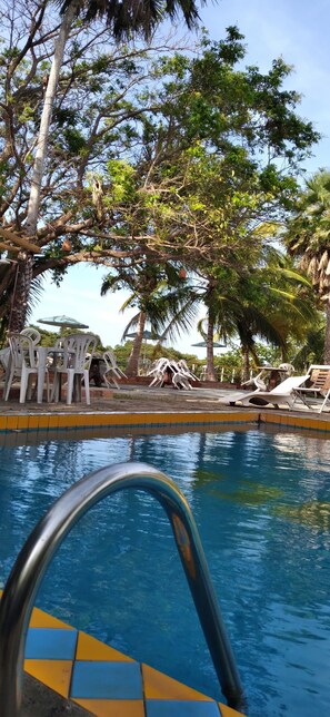 4 piscinas al aire libre, cabañas de piscina gratuitas, tumbonas