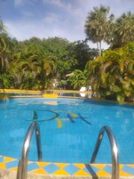 4 piscinas externas, funciona das 7h às 21h, barracas de cortesia
