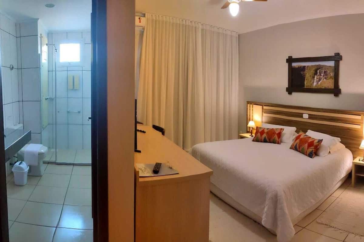 Minibar, brankas, meja kerja, dan tirai kedap cahaya