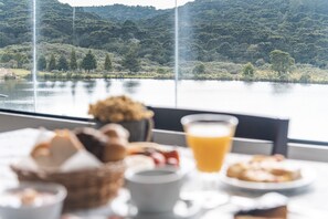 Café da manhã com buffet grátis todos os dias