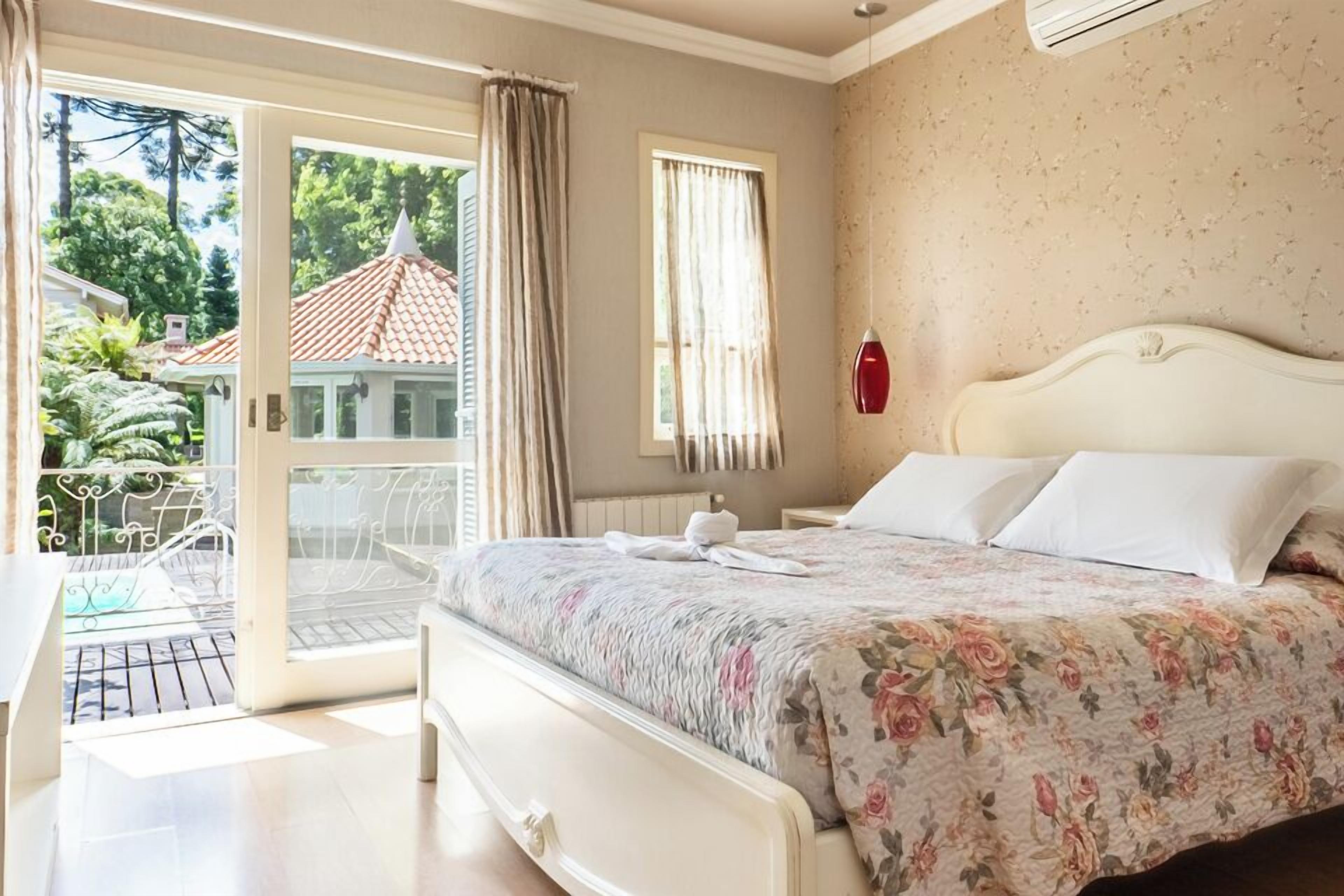 Ropa de cama de alta calidad, minibar y decoración personalizada 