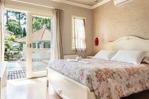 Suite Luxo Tripla | 高档床上用品、迷你吧、特色装修、特色家居