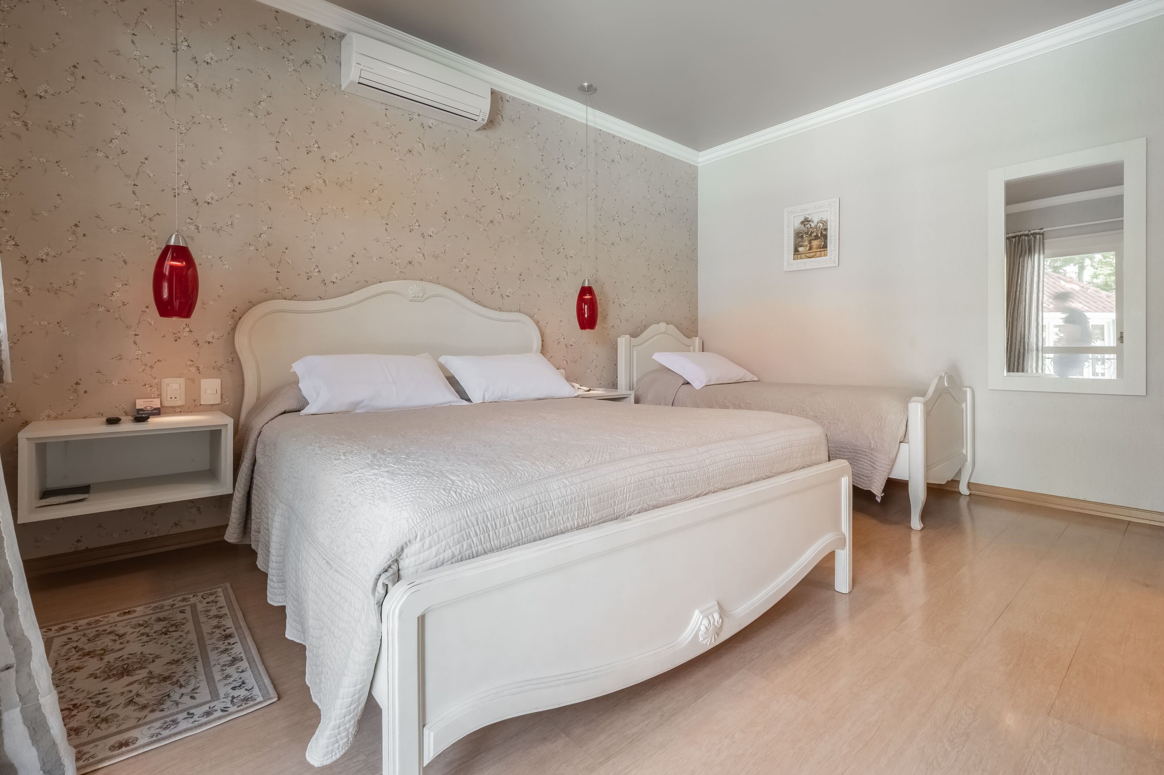 Suite Luxo Tripla | Premium bedding, minibar, individually decorated, individually furnished