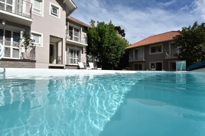 Piscina externa, funciona das 10h às 20h, espreguiçadeiras