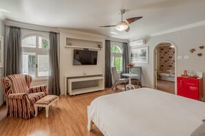 Ropa de cama de alta calidad, minibar y decoración personalizada 