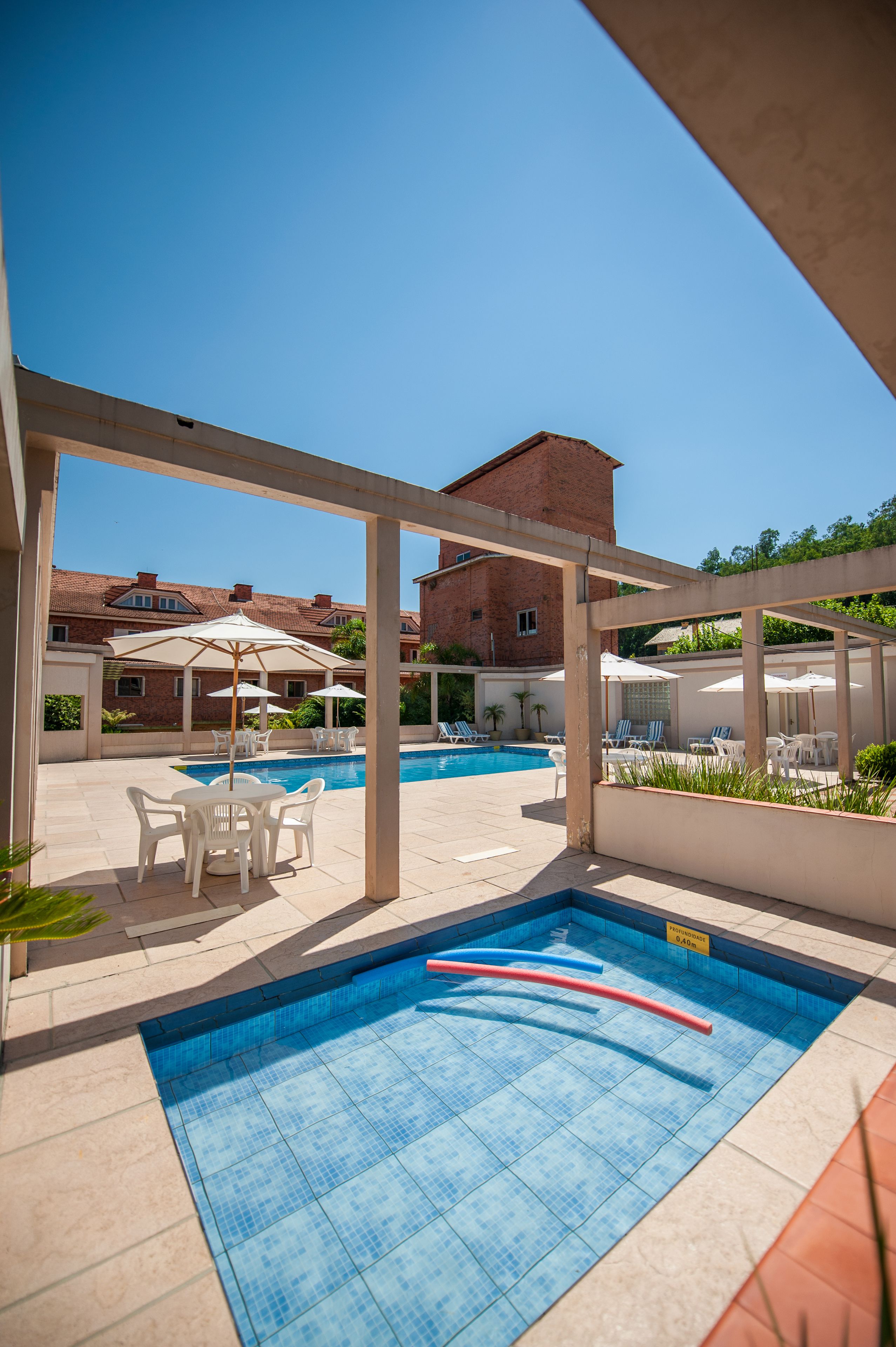 Piscina externa sazonal, guarda-sóis, espreguiçadeiras