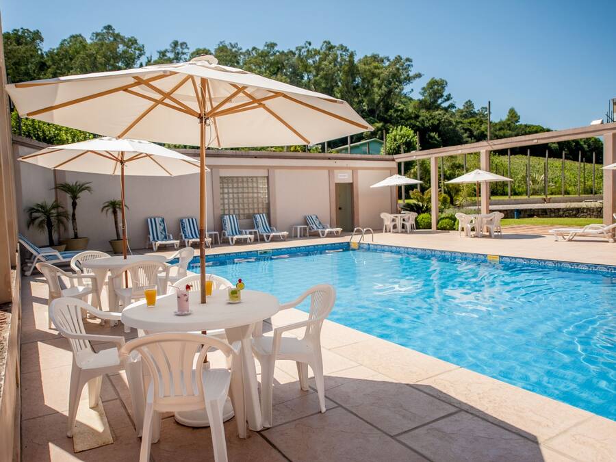 Sesongbasert utendørsbasseng, bassengparasoller og solsenger