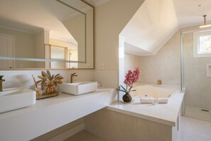 Romantic Double Room | Bathroom | Free toiletries, hair dryer, bidet, towels - Hotel Monte Felice Bosque (Gramado)