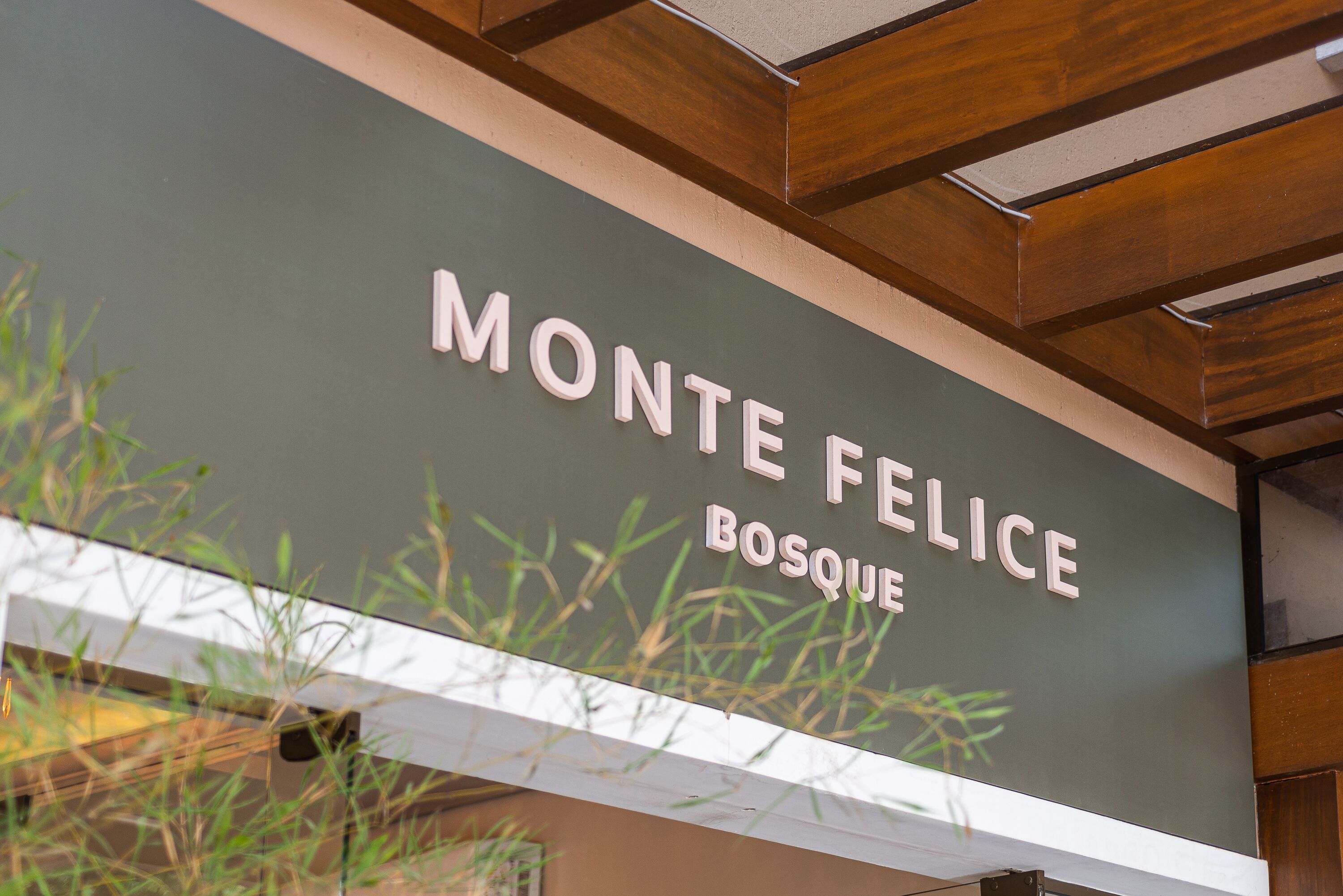 A sign with the text "MONTE FELICE BOSQUE".