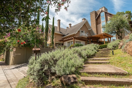 Property entrance. Hotel Monte Felice Bosque