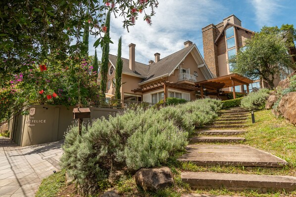 Property entrance - Hotel Monte Felice Bosque (Gramado)