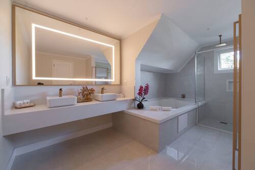 Quarto casal romântico | Banheiro | Produtos de toalete grátis, secador de cabelo, bidê, toalhas de banho