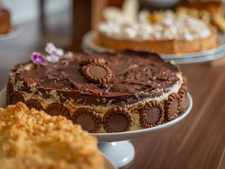 Une table de desserts avec divers gâteaux et pâtisseries.