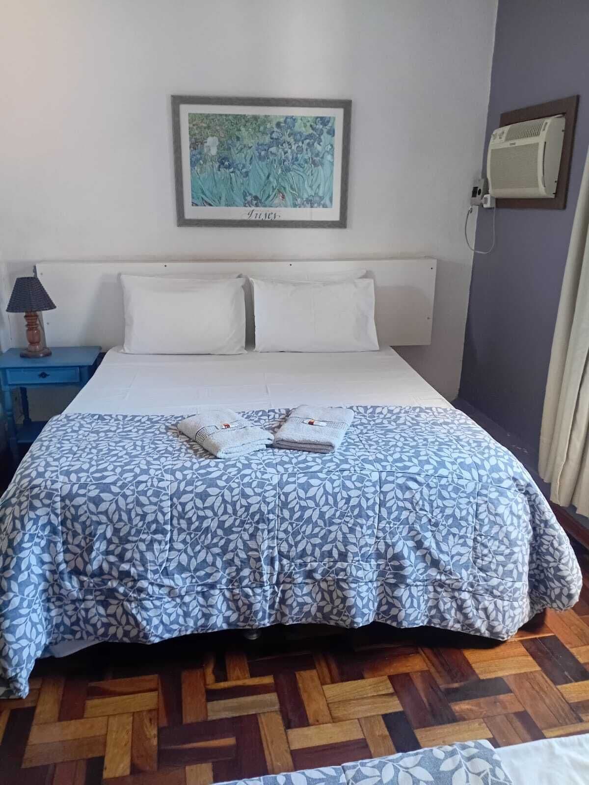 双人房或双床房 | 隔音、免费 WiFi、床单