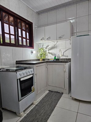 Private kitchen - Pousada Recanto das Emerências (ARMACAO DOS BUZIOS)