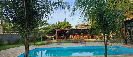 Una piscina al aire libre