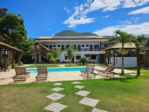 Una piscina al aire libre