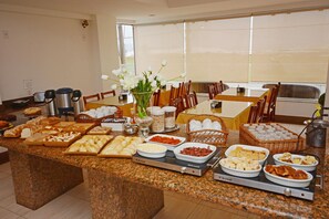 Free daily buffet breakfast  - Hotel Balneario Cabo Frio (Cabo Frio)