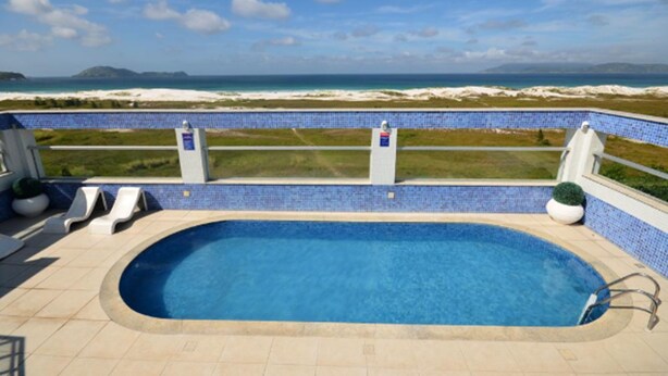Outdoor pool, pool loungers - Hotel Balneario Cabo Frio (Cabo Frio)