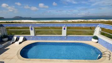 Piscina externa, espreguiçadeiras