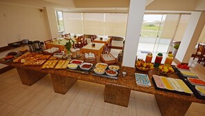 Free daily buffet breakfast  - Hotel Balneario Cabo Frio (Cabo Frio)
