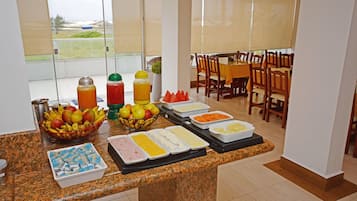 Café da manhã com buffet grátis todos os dias