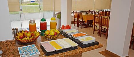 Café da manhã com buffet grátis todos os dias