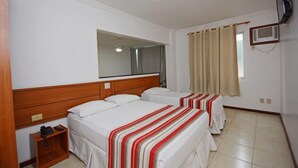 Family Apartment (com estacionamento) | Minibar, desk, blackout curtains, free cots/infant beds - Hotel Balneario Cabo Frio (Cabo Frio)