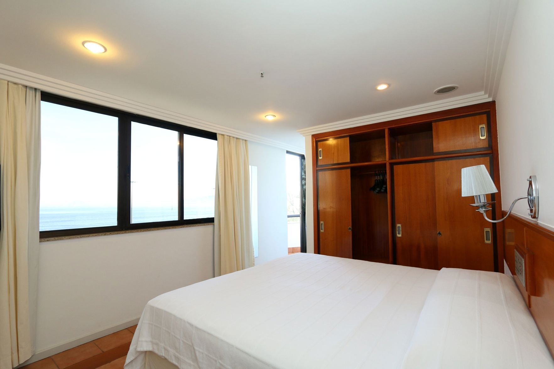Minibar, in-room safe, desk, free WiFi