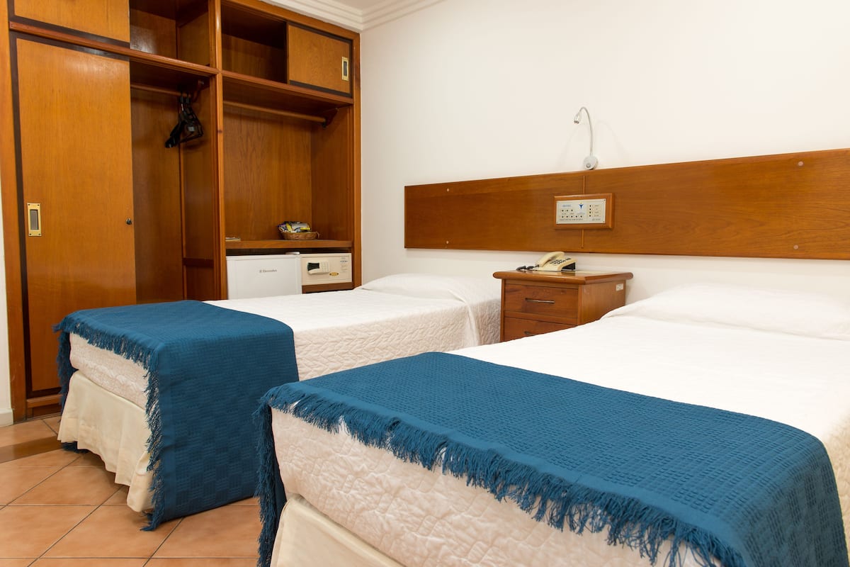 Minibar, in-room safe, desk, WiFi (free)