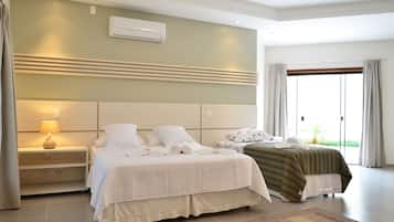 Quarto triplo superluxo, banheira de hidromassagem, no piso térreo | Frigobar, individualmente decorados, individualmente mobiliados