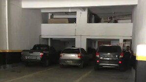 A parking garage with three cars parked in a row. - Hotel Puma (Rio de Janeiro)