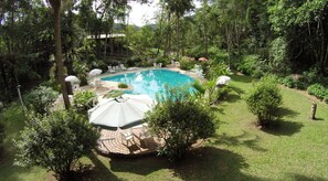 Piscine extérieure, chaises longues