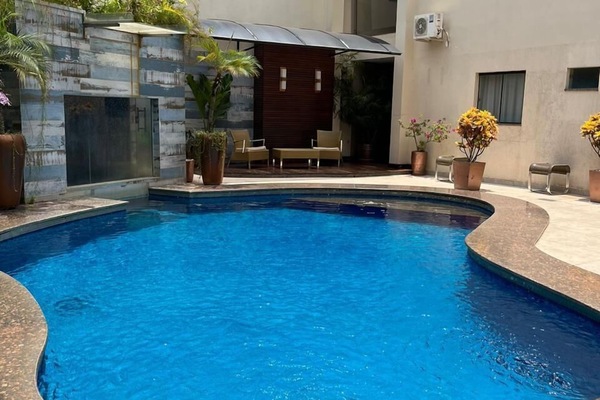 Een flatscreentelevisie