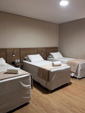 四人房 | 迷你吧、客房內保險箱、書桌、遮光布/窗簾