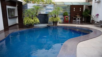 Piscina externa, espreguiçadeiras