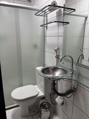 Quarto triplo standard | Banheiro | Chuveiro, produtos de toalete grátis, secador de cabelo