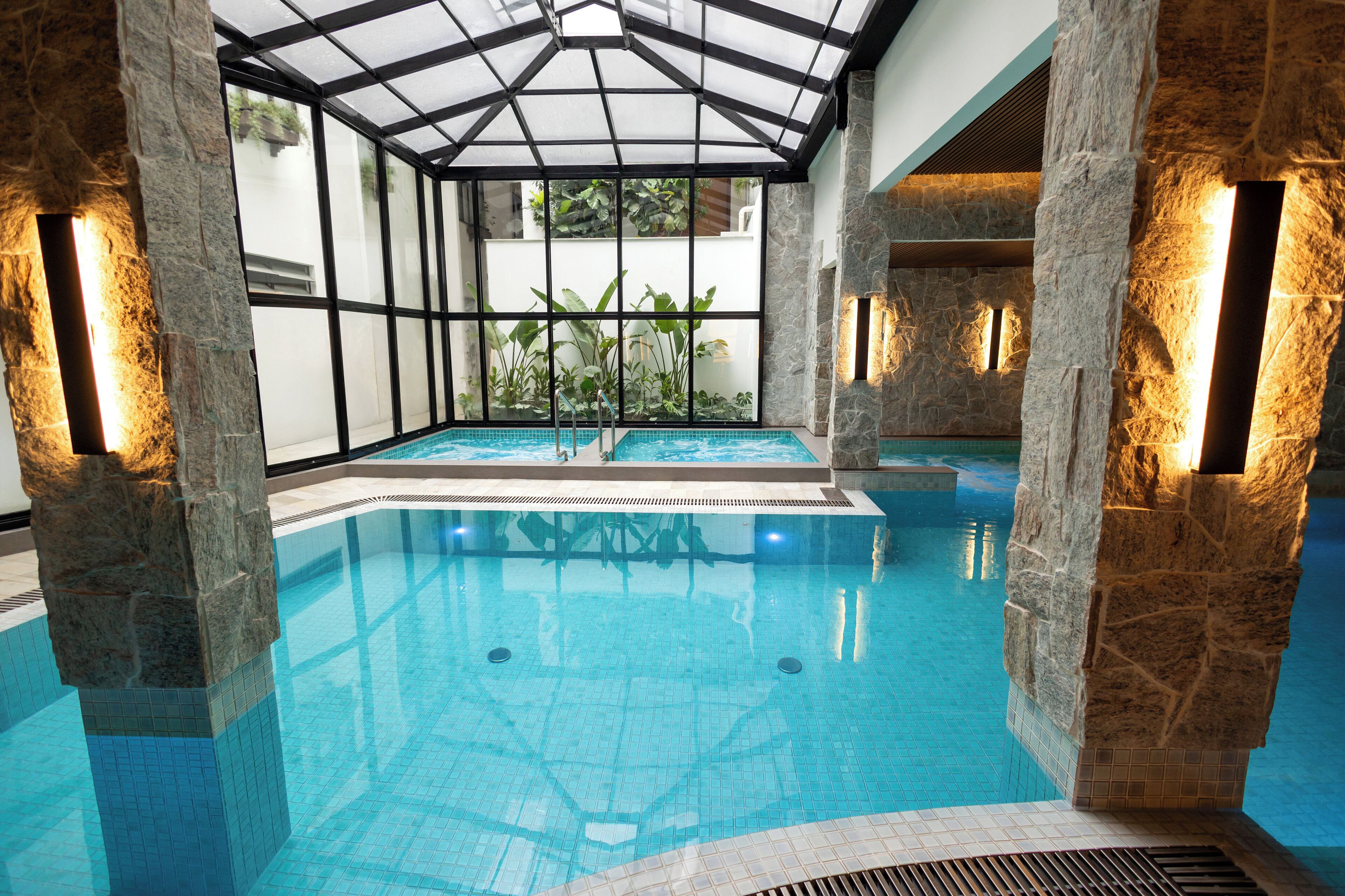 Outdoor pool, pool umbrellas, sun loungers
