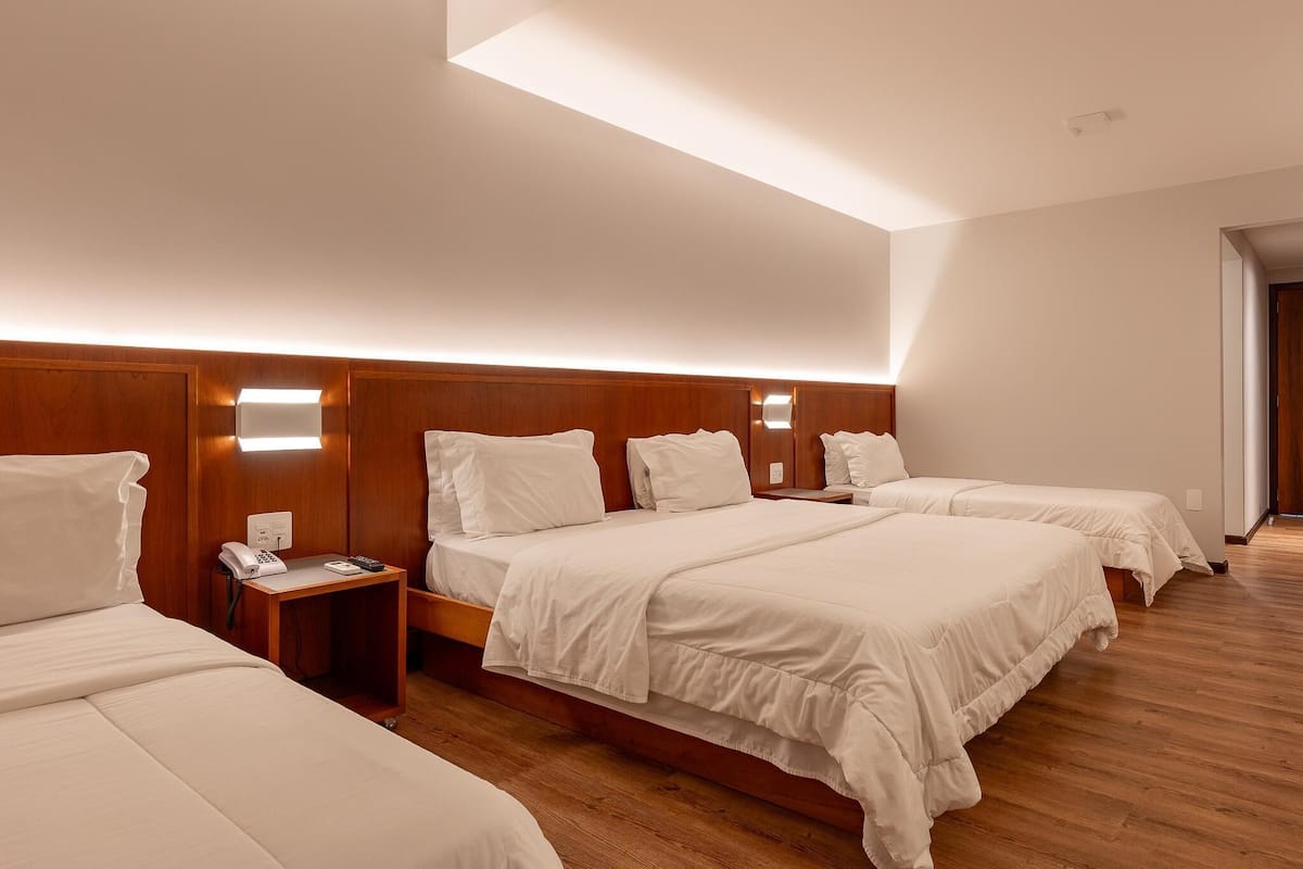 Een minibar, een bureau, verduisterende gordijnen, gratis wifi