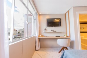 Suite | Brankas, meja kerja, tirai kedap cahaya, dan tempat tidur lipat/tambahan