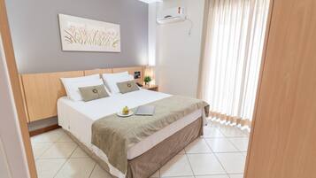 Flat | Frigobar, cortinas blackout, Wi-Fi de cortesia, roupa de cama