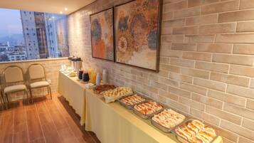 Café da manhã com buffet grátis todos os dias