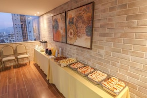 Café da manhã com buffet grátis todos os dias