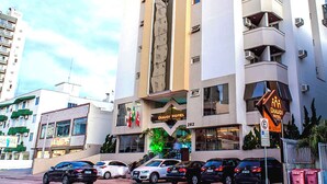 A hotel with a modern design, multiple floors, and a visible entrance. - Diaudi Hotel (Sao Jose)