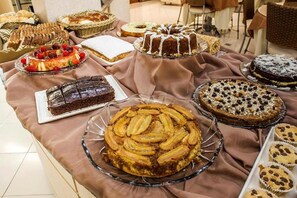 Free daily buffet breakfast  - Diaudi Hotel (Sao Jose)