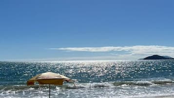 Perto da praia, areia branca