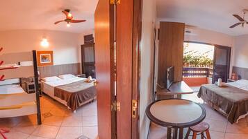 Frigobar, cofres nos quartos, escrivaninha