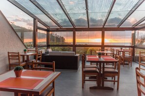 包含每日自助早餐